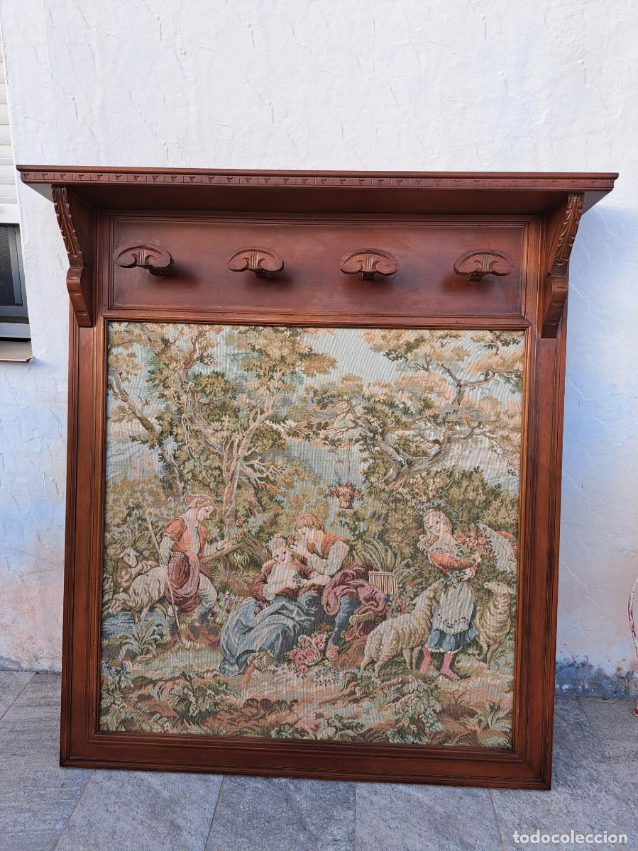 Antig&uuml;edades: Precioso perchero de pared de madera con panel central de tapiz gobelin motivo pastoril.