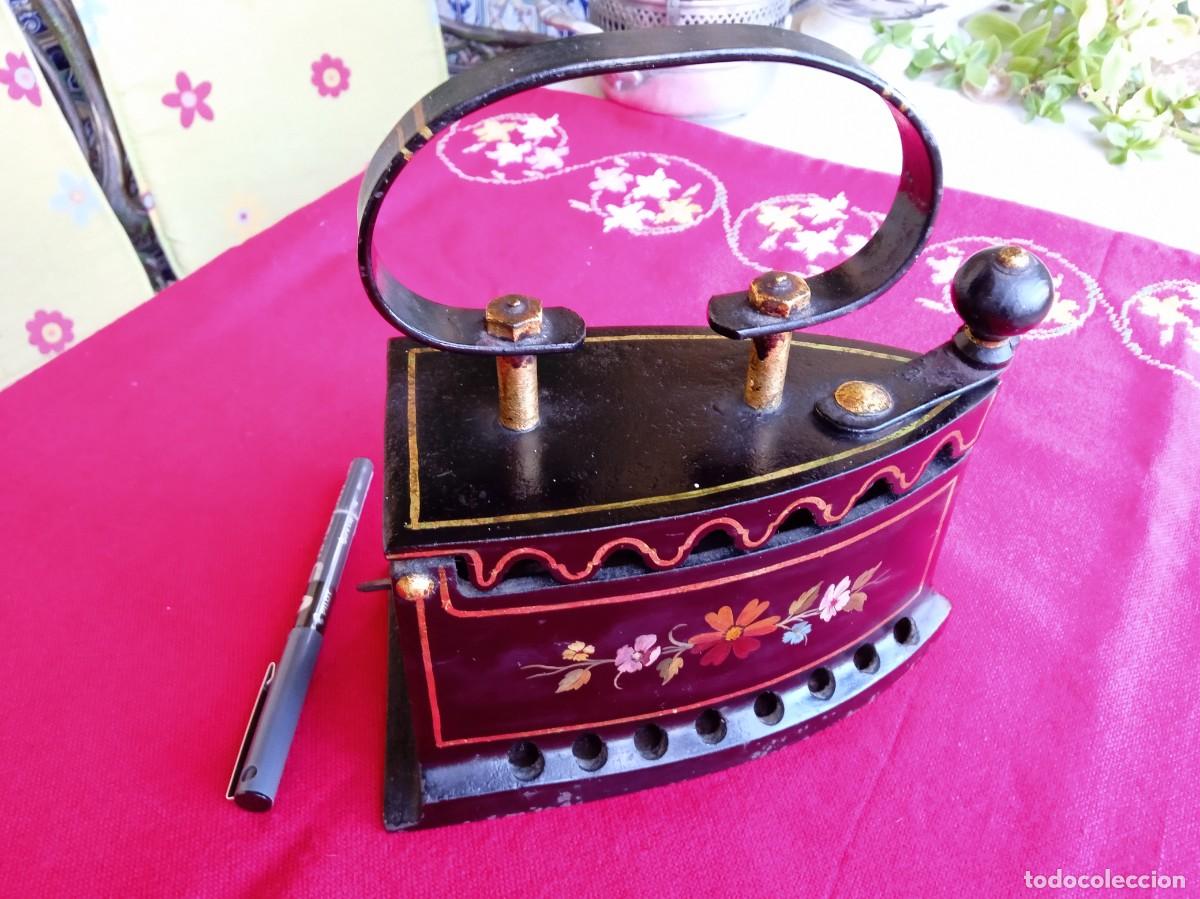 Antig&uuml;edades: Plancha antigua de colecci&oacute;n de hierro decorado