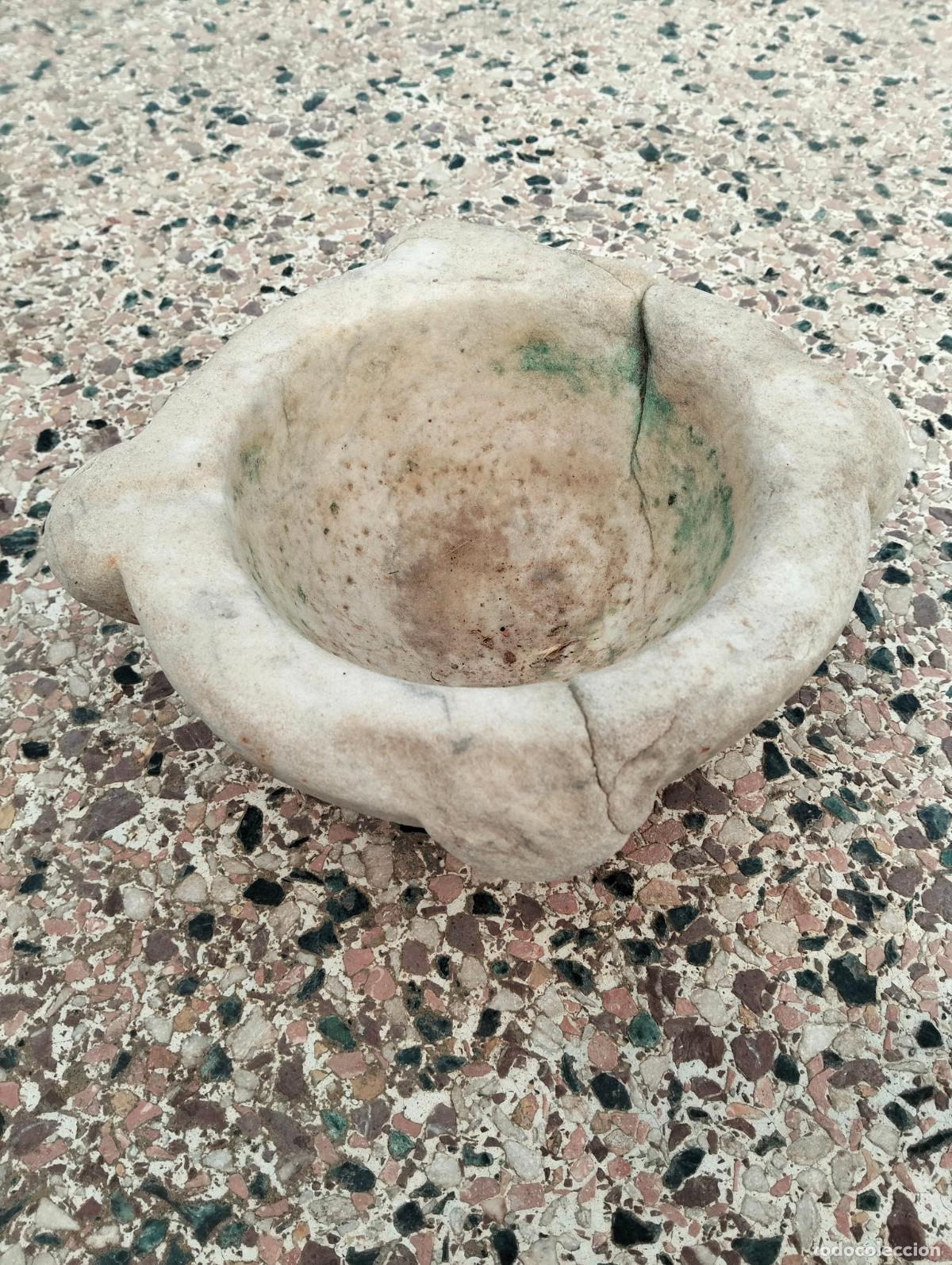 Antig&uuml;edades: Antiguo mortero almirez de piedra o m&aacute;rmol blanco con gran grieta y falta por su largo uso S.XIX