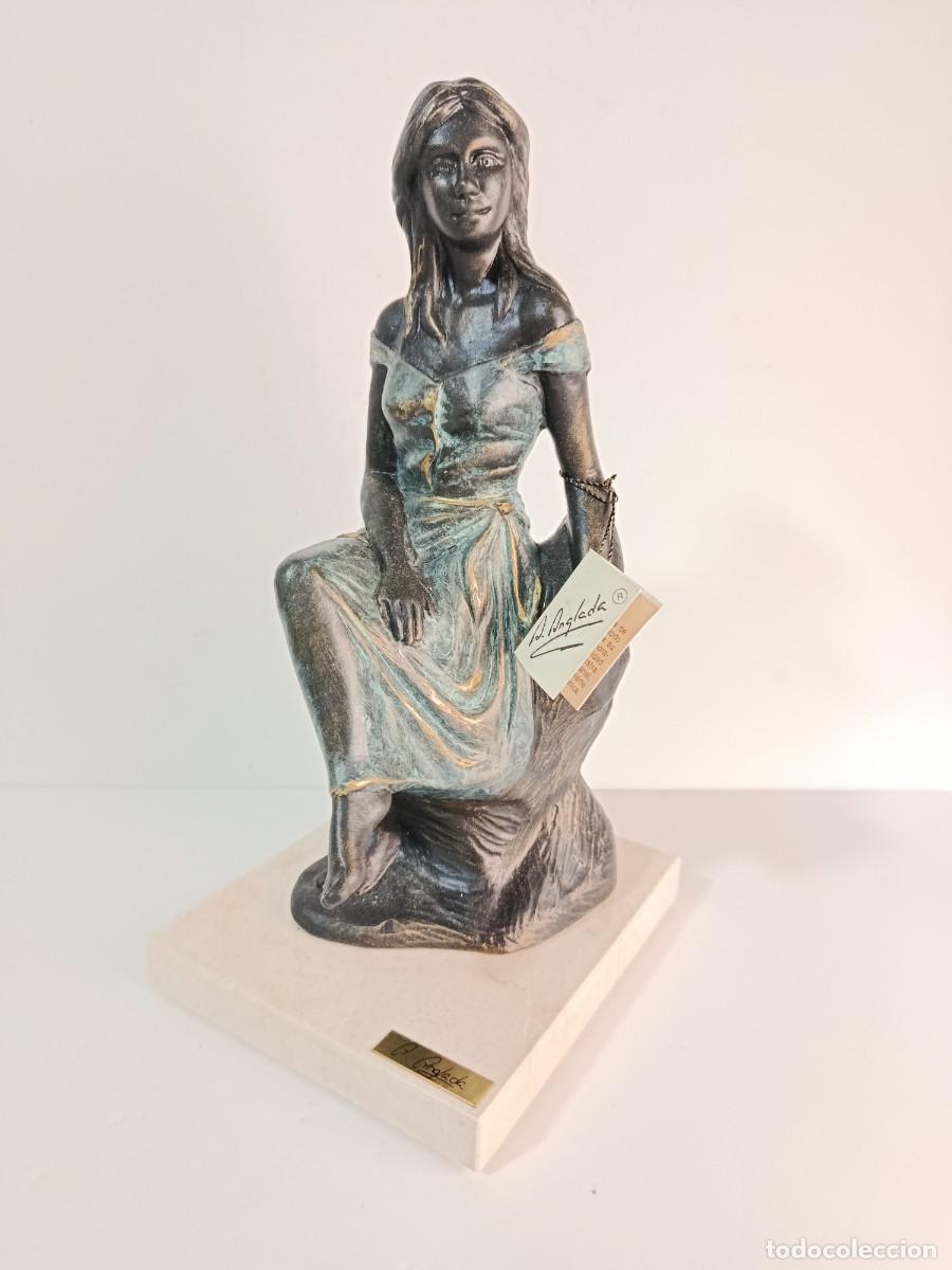 Antig&uuml;edades: FIGURA MUJER SENTADA CON ETIQUETA A.ANGLADA