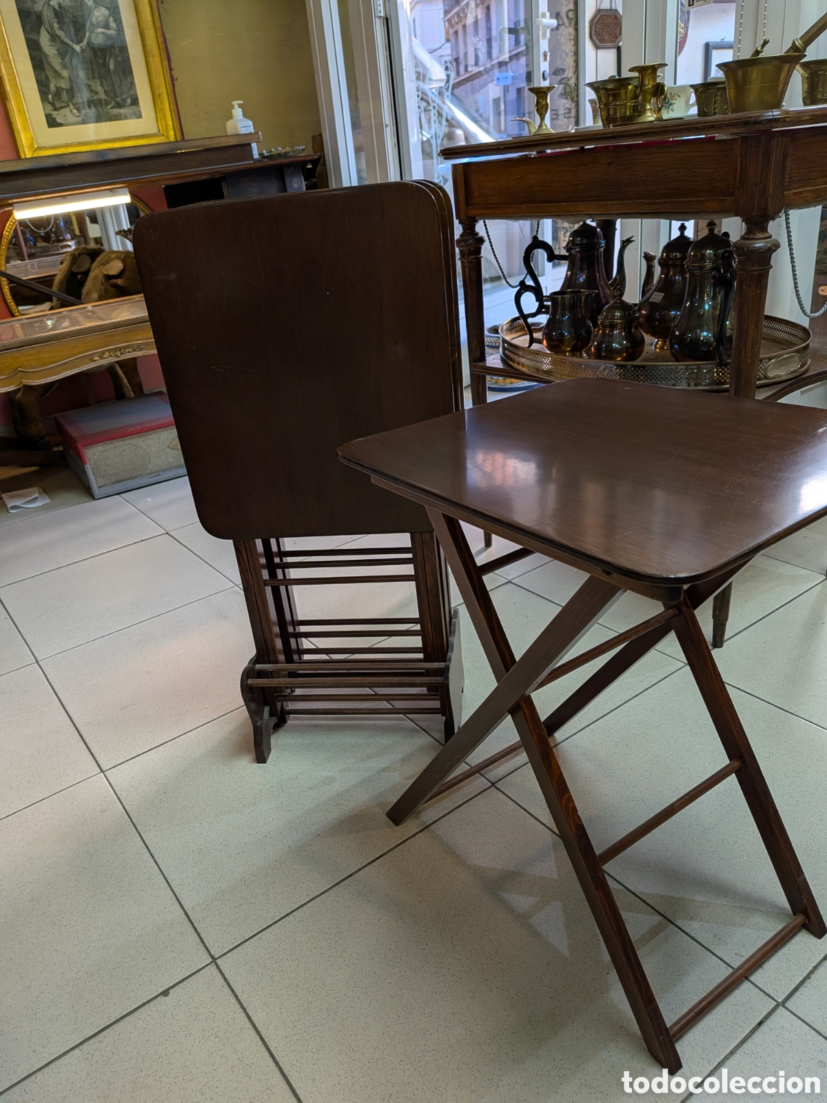 Antig&uuml;edades: Conjunto de mesitas auxiliares apilables. REF-7878