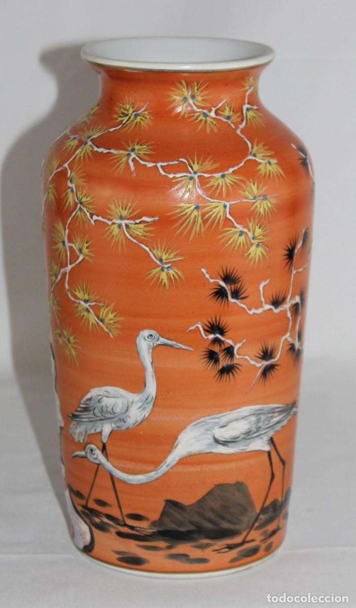 Antig&uuml;edades: Jarr&oacute;n chino de porcelana esmaltada con grullas. China. Firmado