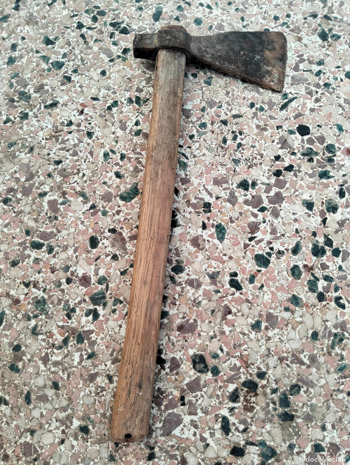 Antig&uuml;edades: Antigua hacha catalana manual con mango de madera y hoja de hierro forjado S.XX