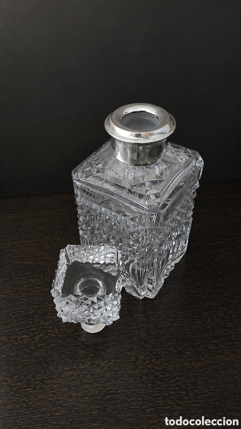 Antig&uuml;edades: Botella antigua de cristal con plata Licorera