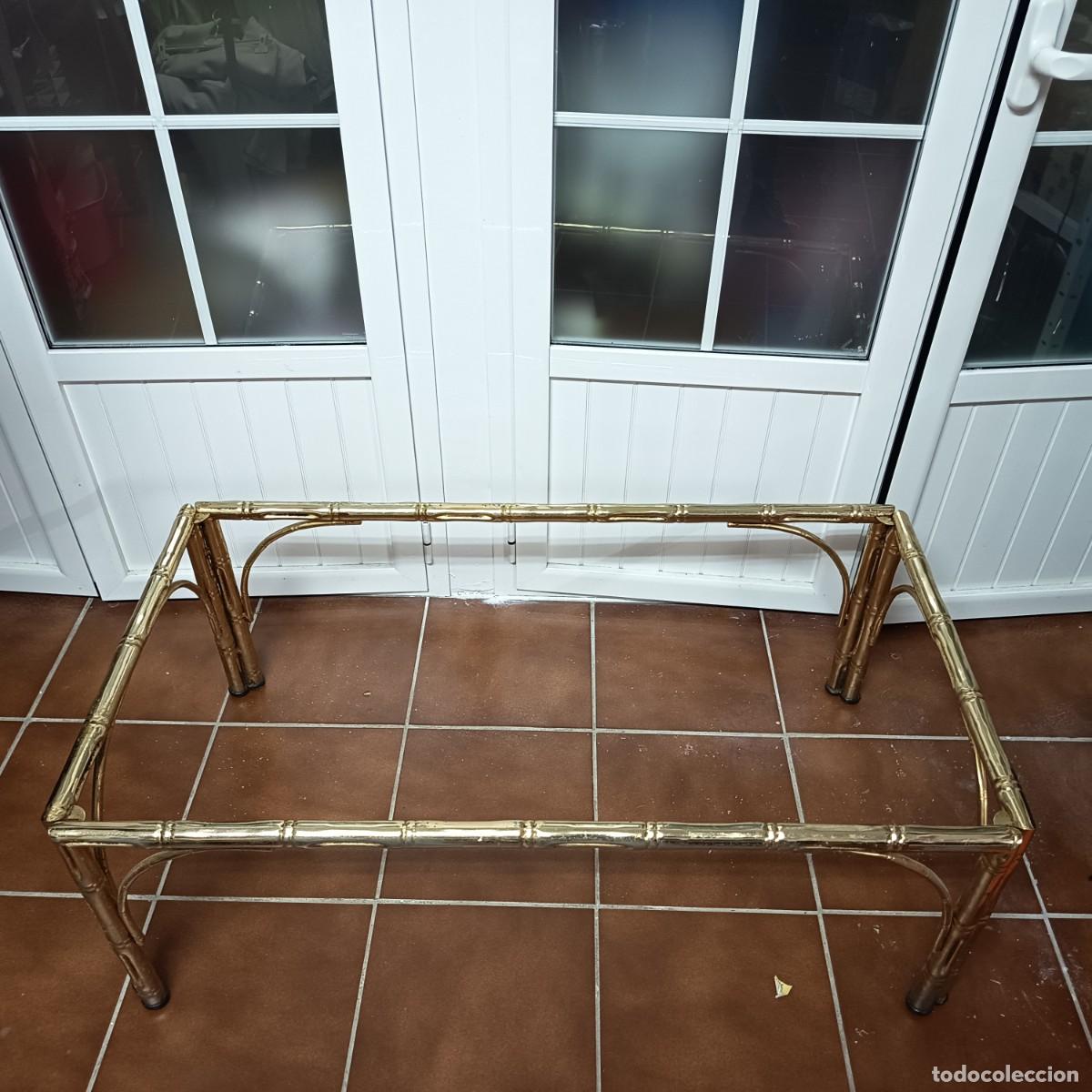 Antig&uuml;edades: Mesa de centro dorada imitaci&oacute;n bamb&uacute;