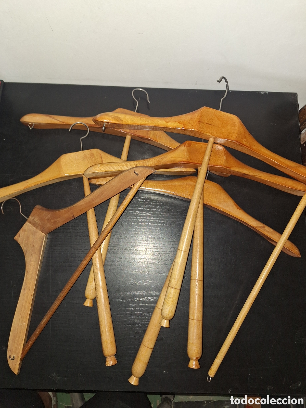 Antig&uuml;edades: Lote de antiguas 6 perchas madera