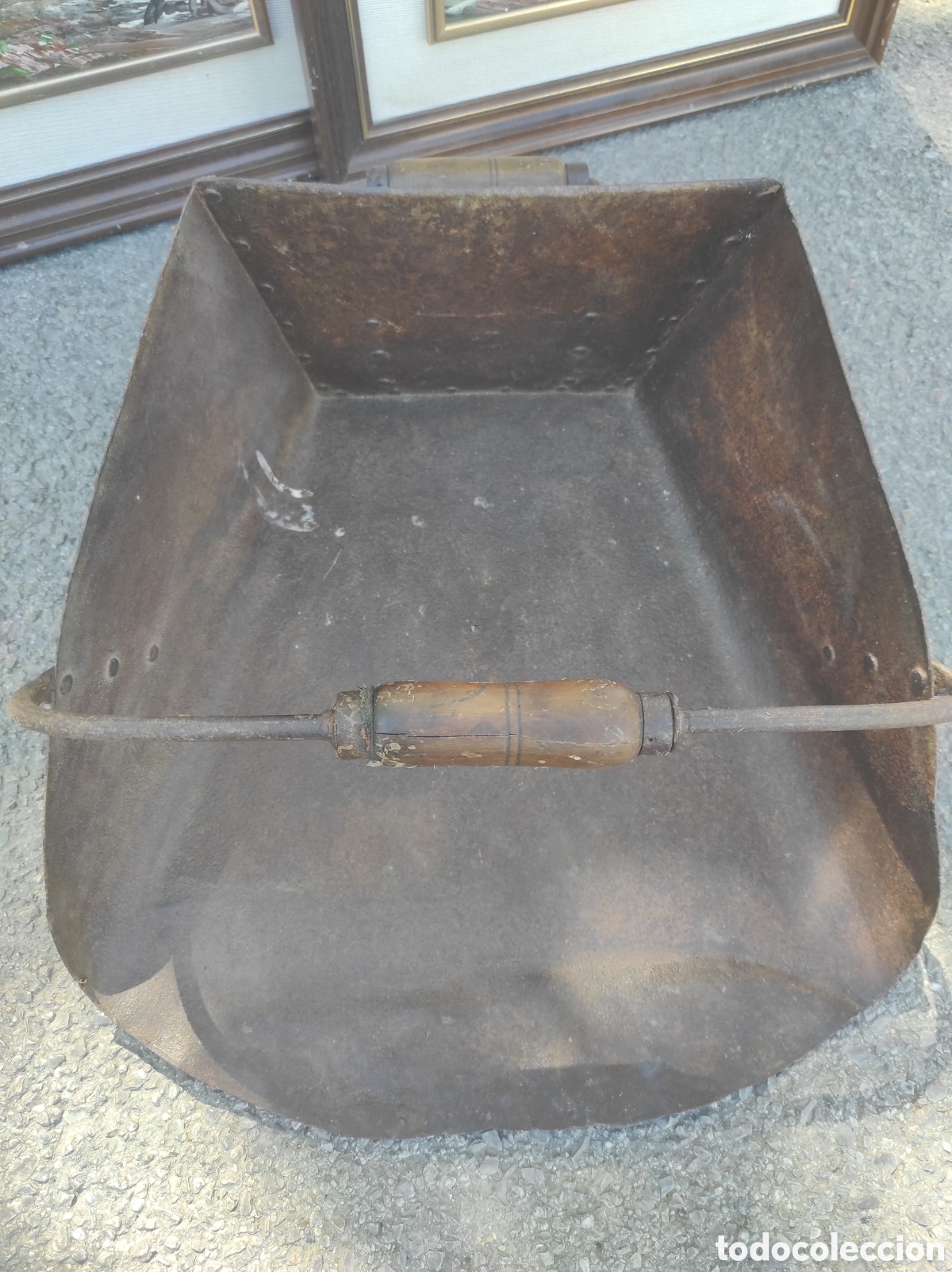 Antig&uuml;edades: Recogedor de grano antiguo de hierro y madera
