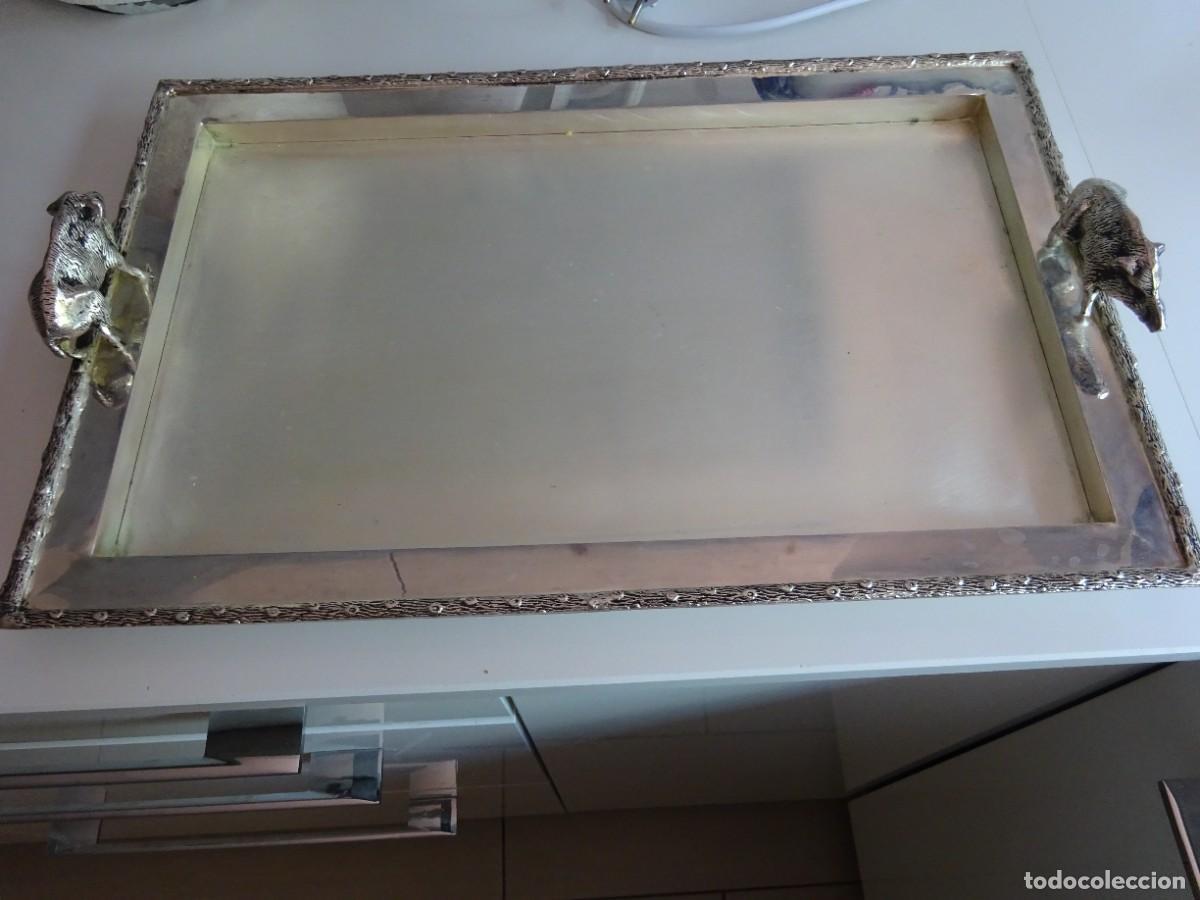 Antiquit&eacute;s: ANTIGUA BANDEJA DE METAL PLATEADO CON ASAS EN FORMA DE JABAL&Iacute;