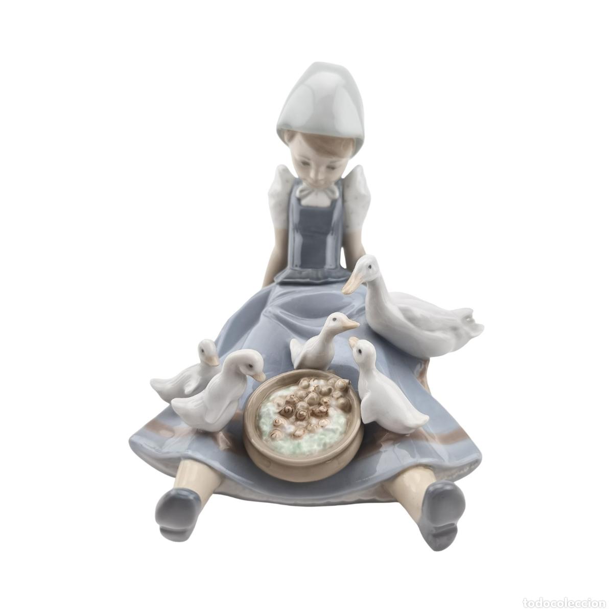 Antig&uuml;edades: Figura Porcelana Lladr&oacute; - Ni&ntilde;a Con Patitos / Hora Del Comedor - Ref. 5074 - Escultor J. Puche - &copy; DA