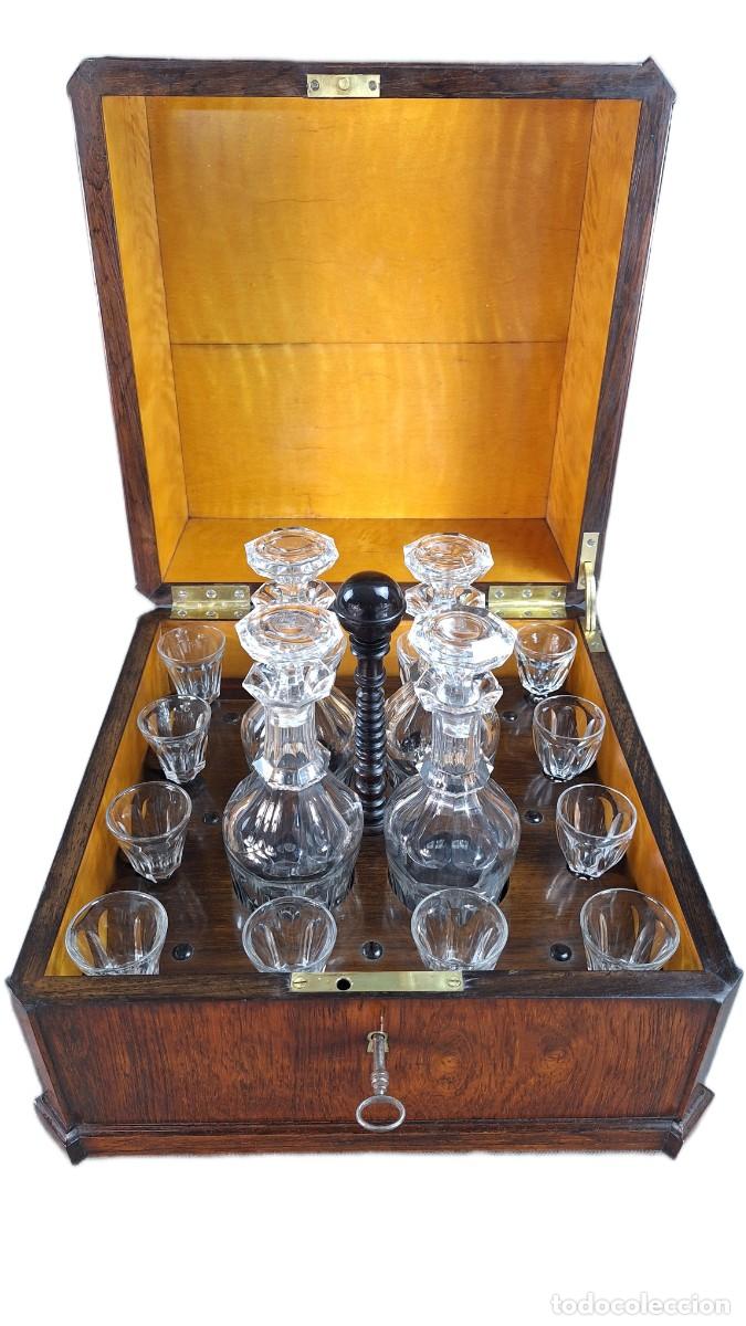 Antig&uuml;edades: Caja licorera palosanto. 4 botellas. 16 copas. &Eacute;poca Napole&oacute;n III. Francia. Siglo XIX. 27 x 36 x 36