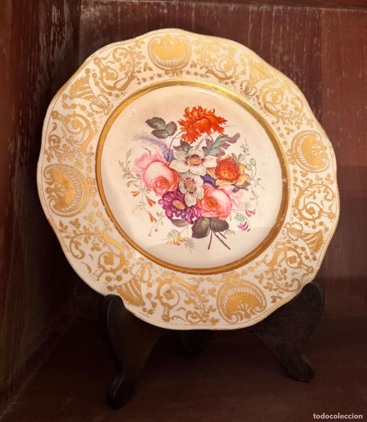 Antig&uuml;edades: EXCEPCIONAL CONJUNTO DE 40 PIEZAS CON MOTIVOS FLORALES. PORCELANA PINTADA A MANO. ESPA&Ntilde;A. XIX.