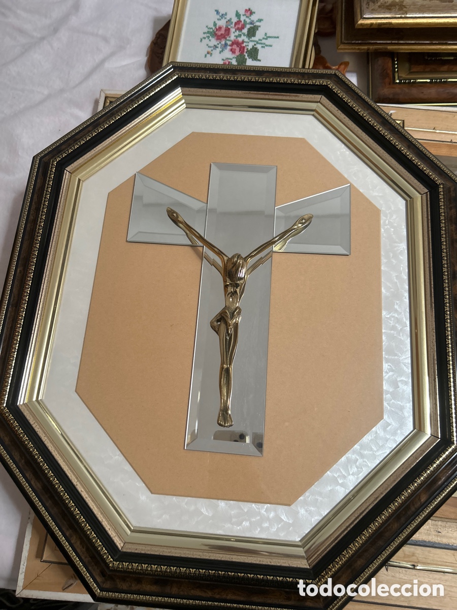 Antig&uuml;edades: Gran cuadro religioso crucifijo de metal sobre cruz de espejo y marco octogonal