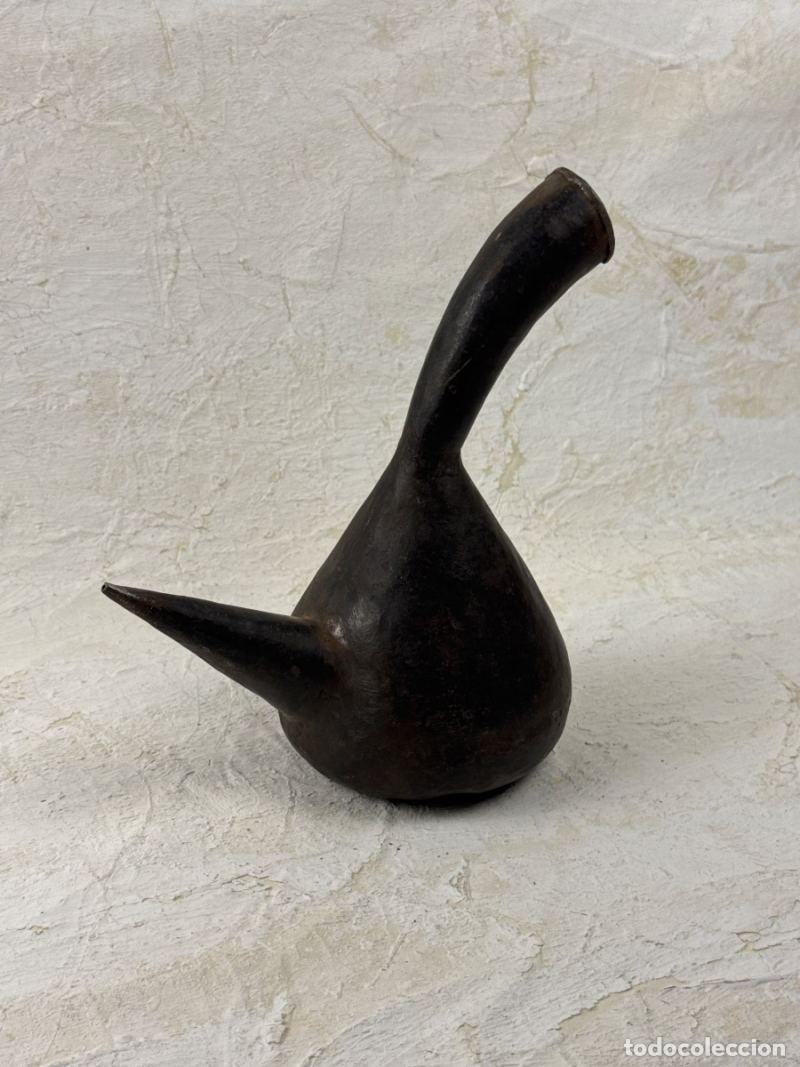Antig&uuml;edades: Porr&oacute;n decantador de metal vintage &ndash; pieza decorativa