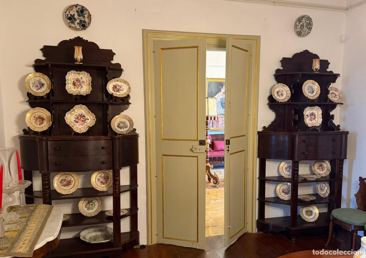 Antig&uuml;edades: PAREJA DE ANTIGUOS APARADORES CON ESTANTER&Iacute;AS. ESTILO VICTORIANO. MADERA DE CAOBA. EUROPA. XIX.
