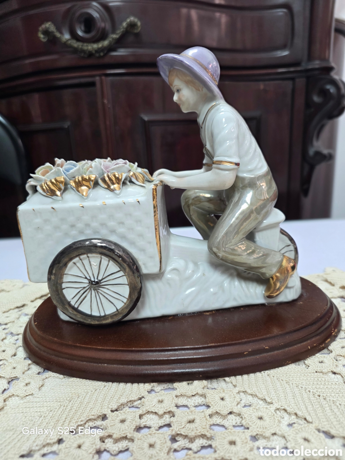 Antig&uuml;edades: Figura de vendedor de flores de porcelana