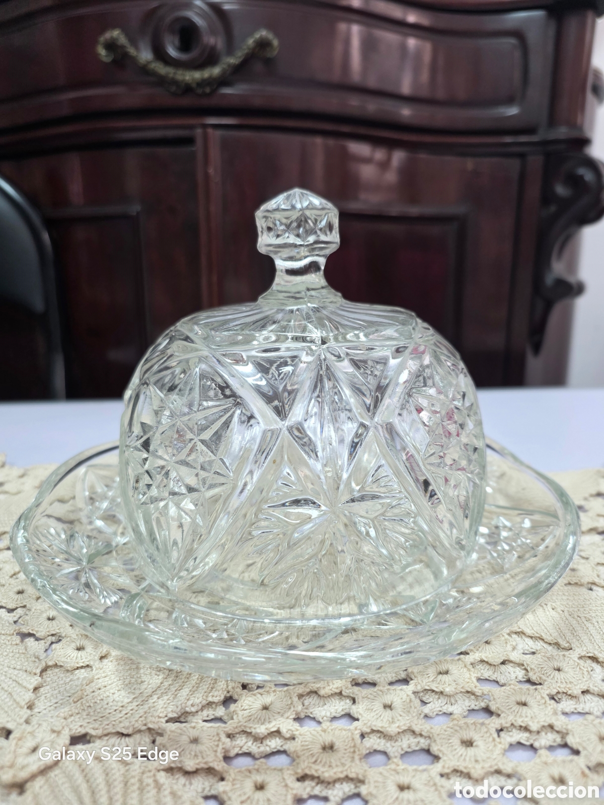 Antig&uuml;edades: Quesera con campana de vidrio prensado