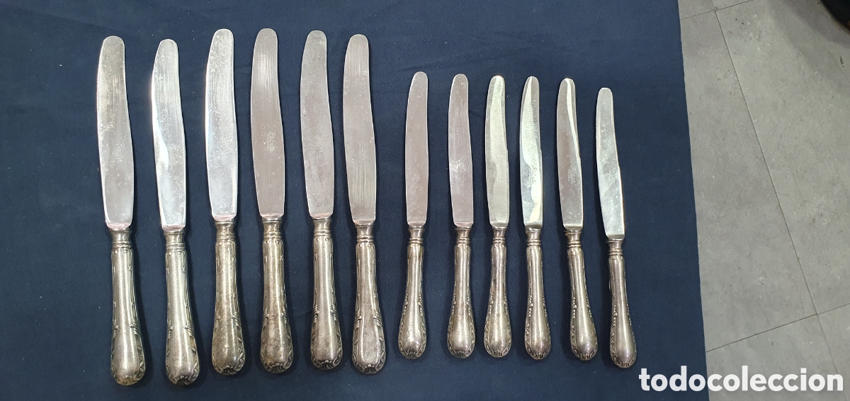 Oggetti Antichi: Conjunto de cuchillos de metal plateado. (L133)