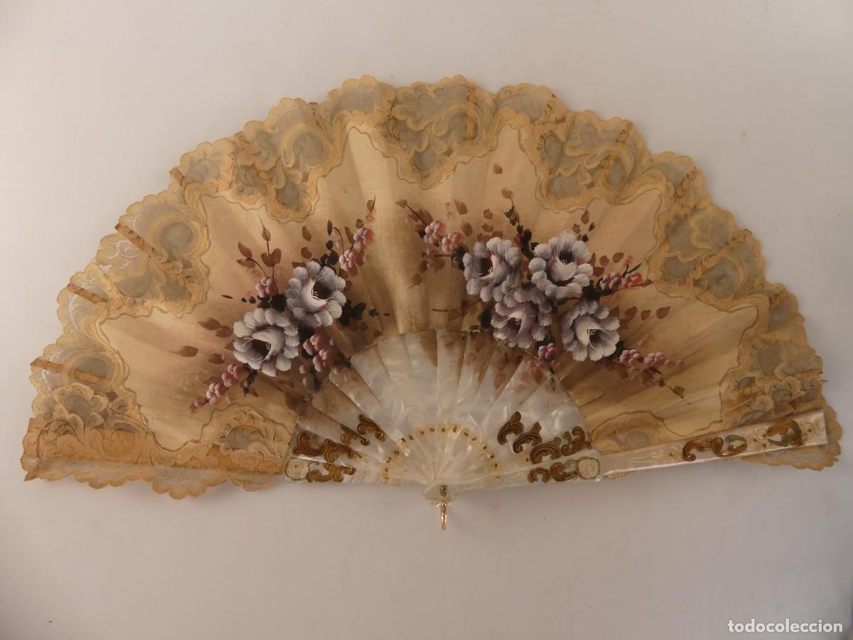 Oggetti Antichi: PRECIOSO ABANICO DECORADO A MANO VARILLAS DE NACAR OBJETO DE COLECCION