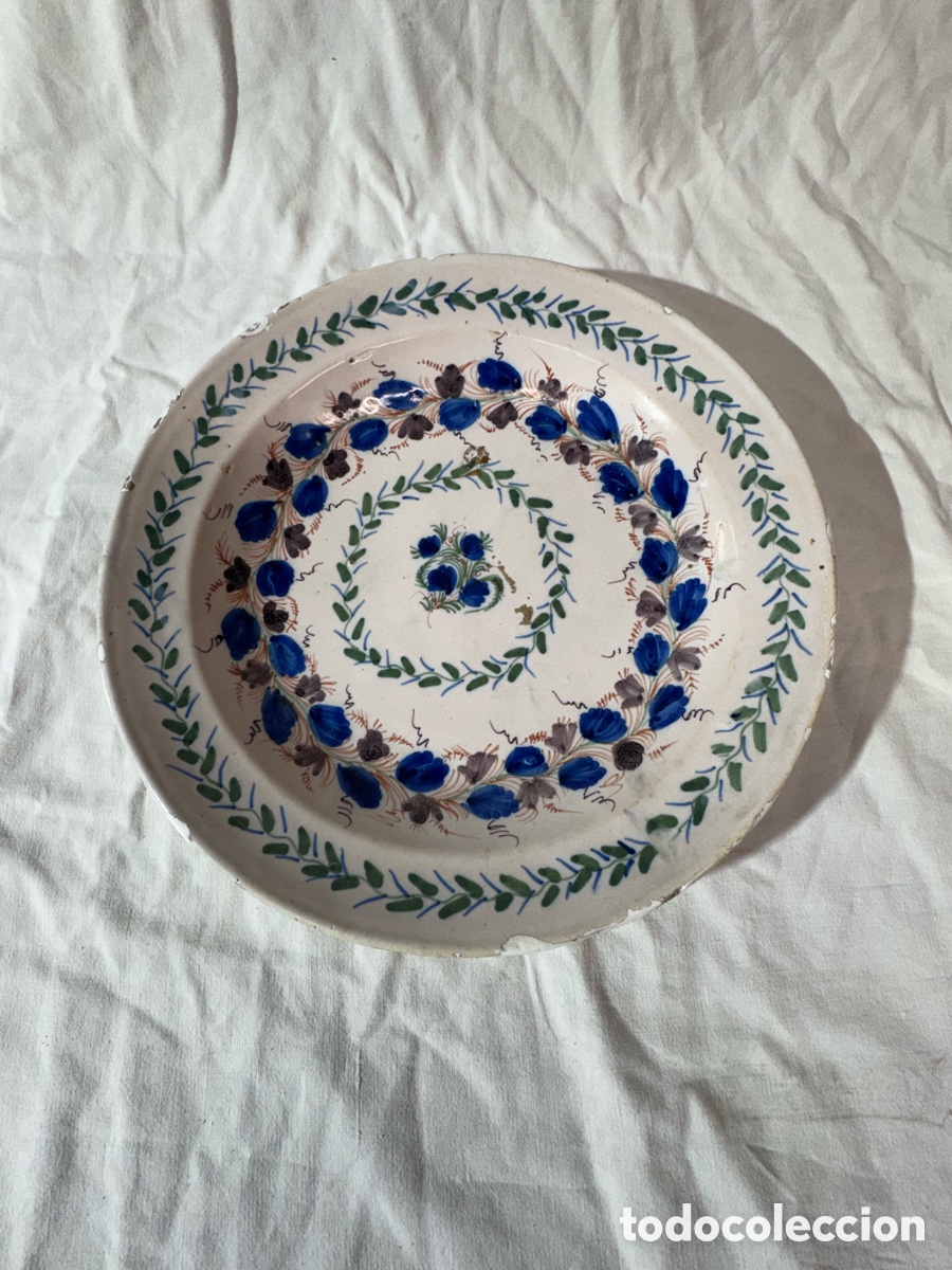 Antiguidades: Plato en ceramica policroma de Manises s XIX