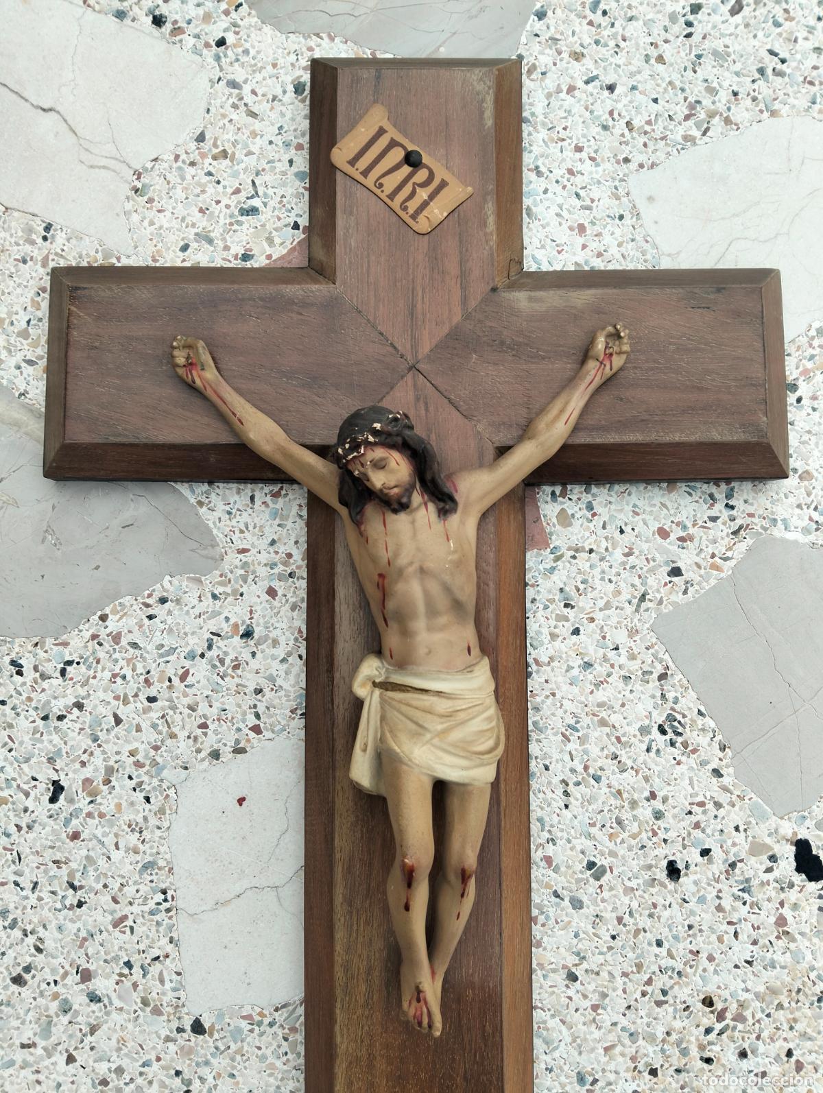 Antiques: Antiguo crucifijo Jes&uacute;s crucificado en la cruz de madera estuco Inri molde Olot a&ntilde;os 40-50