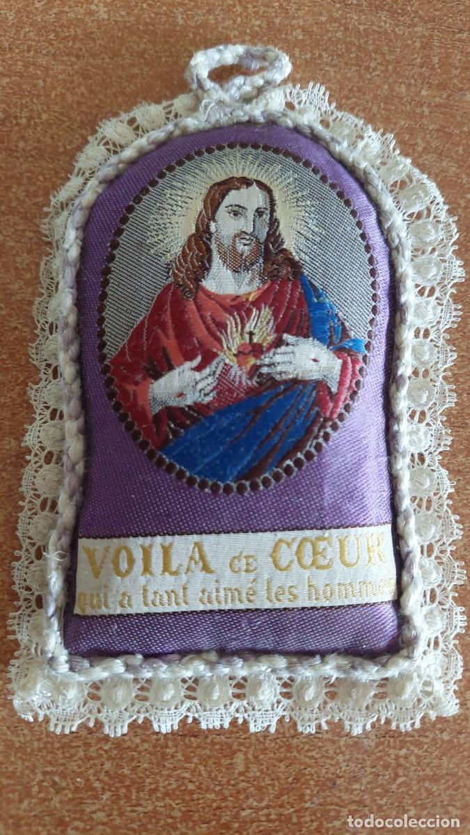 Antig&uuml;edades: Antiguo y magn&iacute;fico detente en tela bordado sagrado corazon