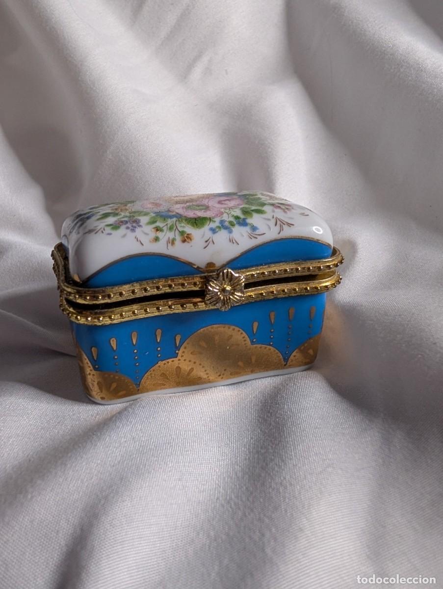 Antig&uuml;edades: Cajita joyero vintage de porcelana floral azul turquesa con montura dorada &ndash; 6 cm