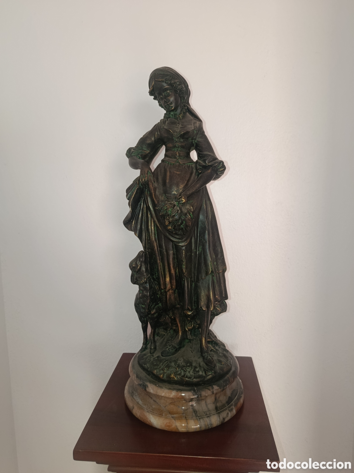 Antig&uuml;edades: Estatua de Bronce(Pastora con corderito) 60cm con Pie de M&aacute;rmol y Pedestal de madera aprox 1.30m