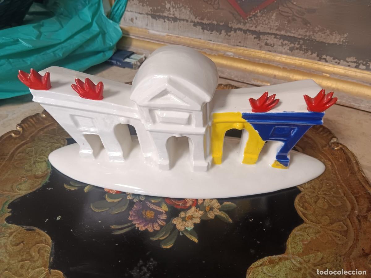 Antig&uuml;edades: souvenir vintage de porcelana que representa la Puerta de Alcal&aacute; de Madrid.