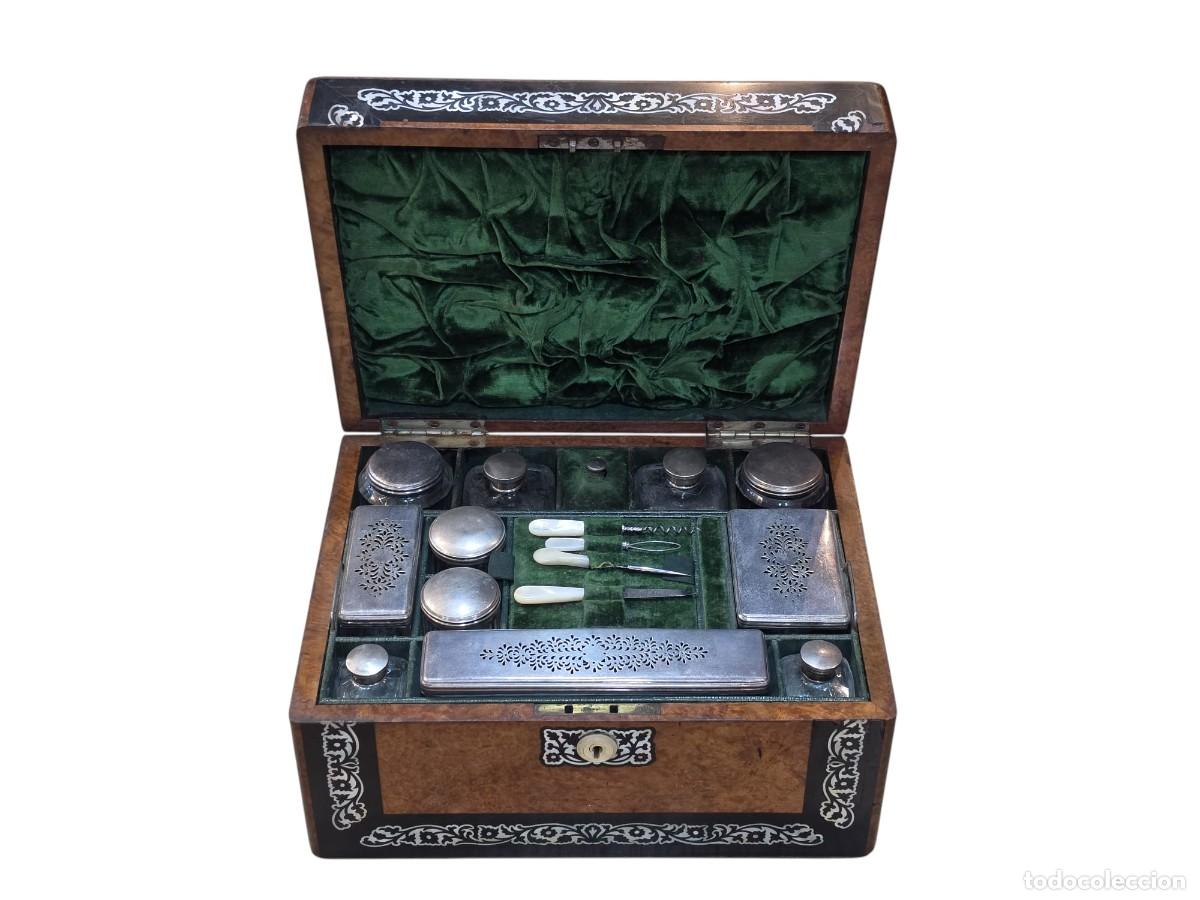 Antig&uuml;edades: Caja de tocador antigua con juego original de tocador en metal plateado y caj&oacute;n lateral
