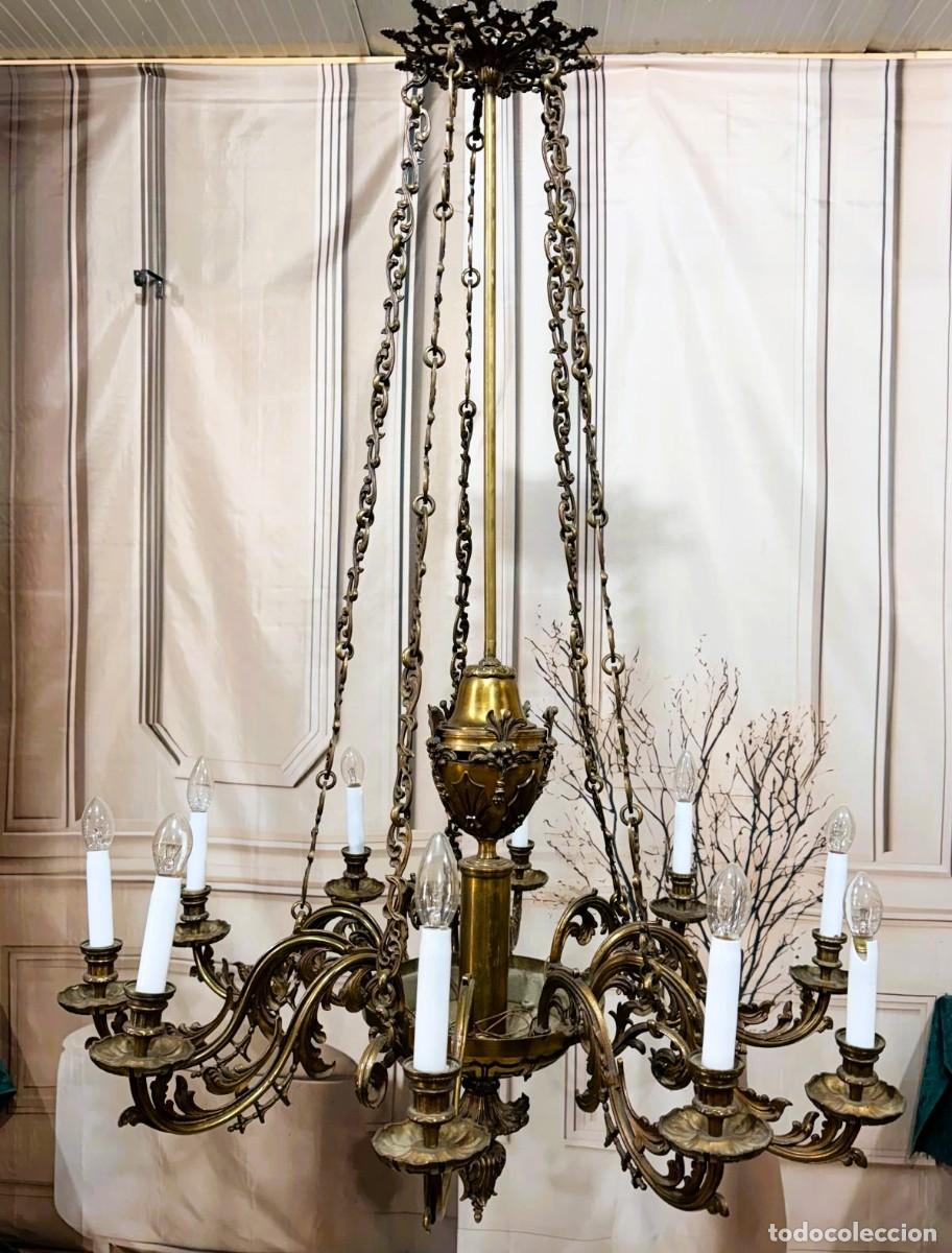 Antig&uuml;edades: L&aacute;mpara de ara&ntilde;a de estilo barroco hecha de bronce envejecido, con m&uacute;ltiples brazos