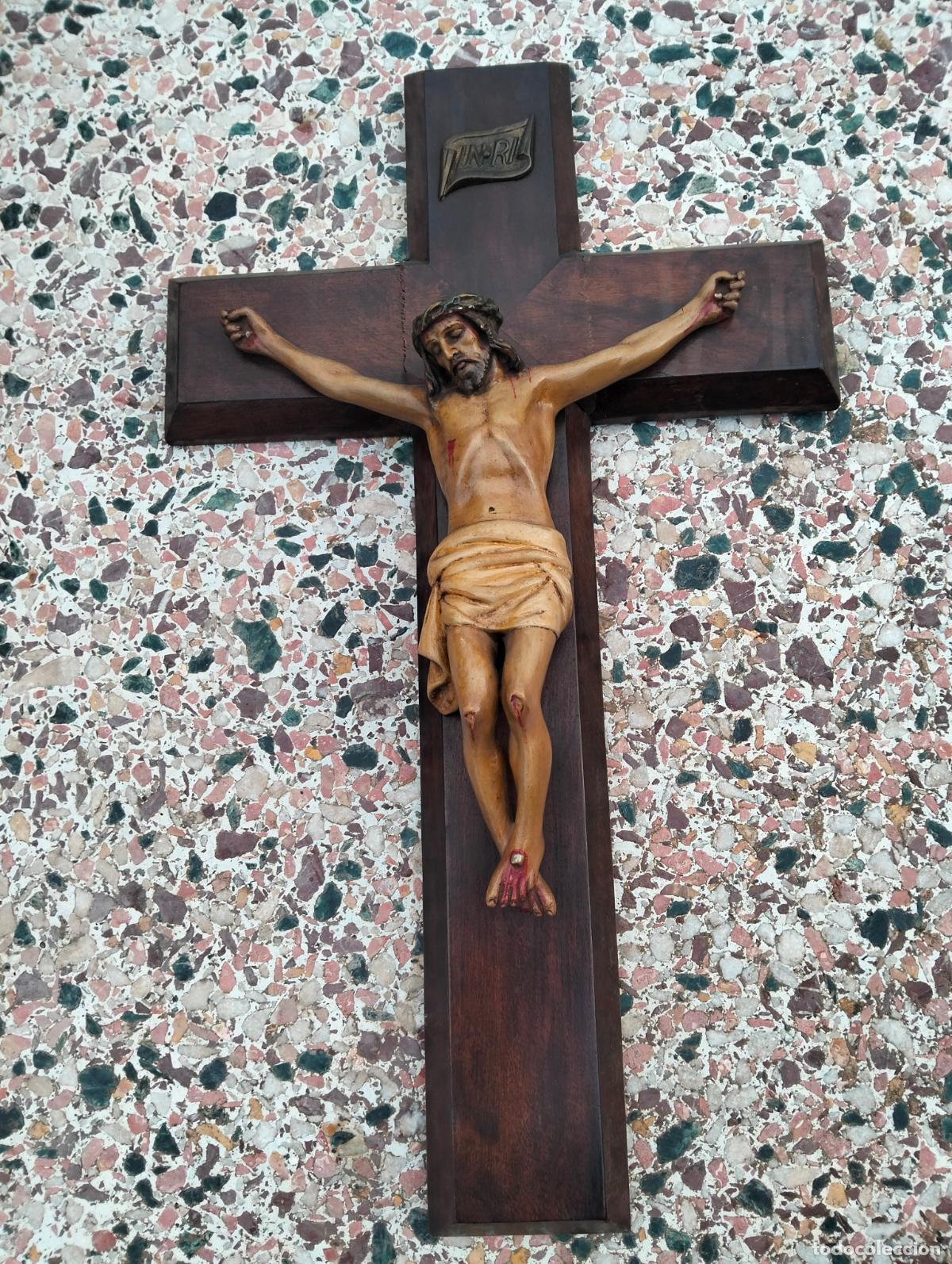 Antiquit&auml;ten: Antiguo crucifijo Jes&uacute;s crucificado en la cruz de madera estuco Inri de pared a&ntilde;os 50