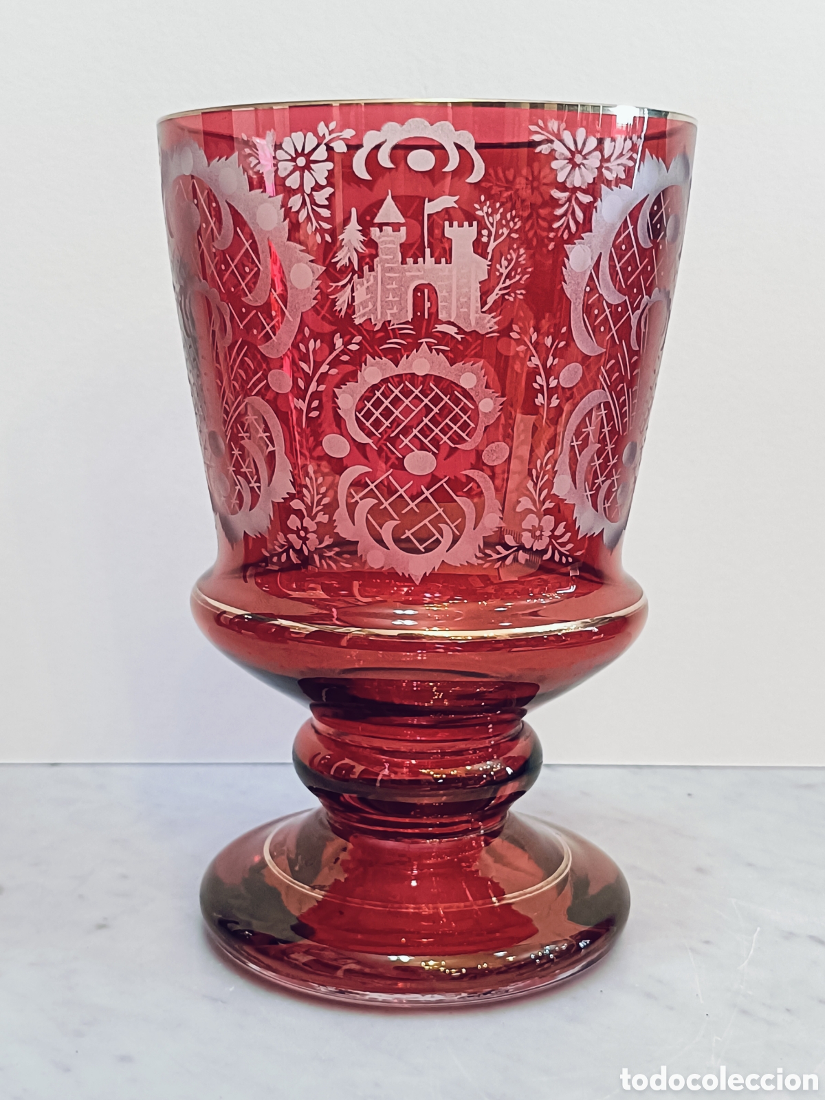 Antig&uuml;edades: JARRON EN FORMA DE COPA . CRISTAL ROJO GRABADO AL ACIDO Y CON DETALLES EN ORO. 19 CM DE ALTO