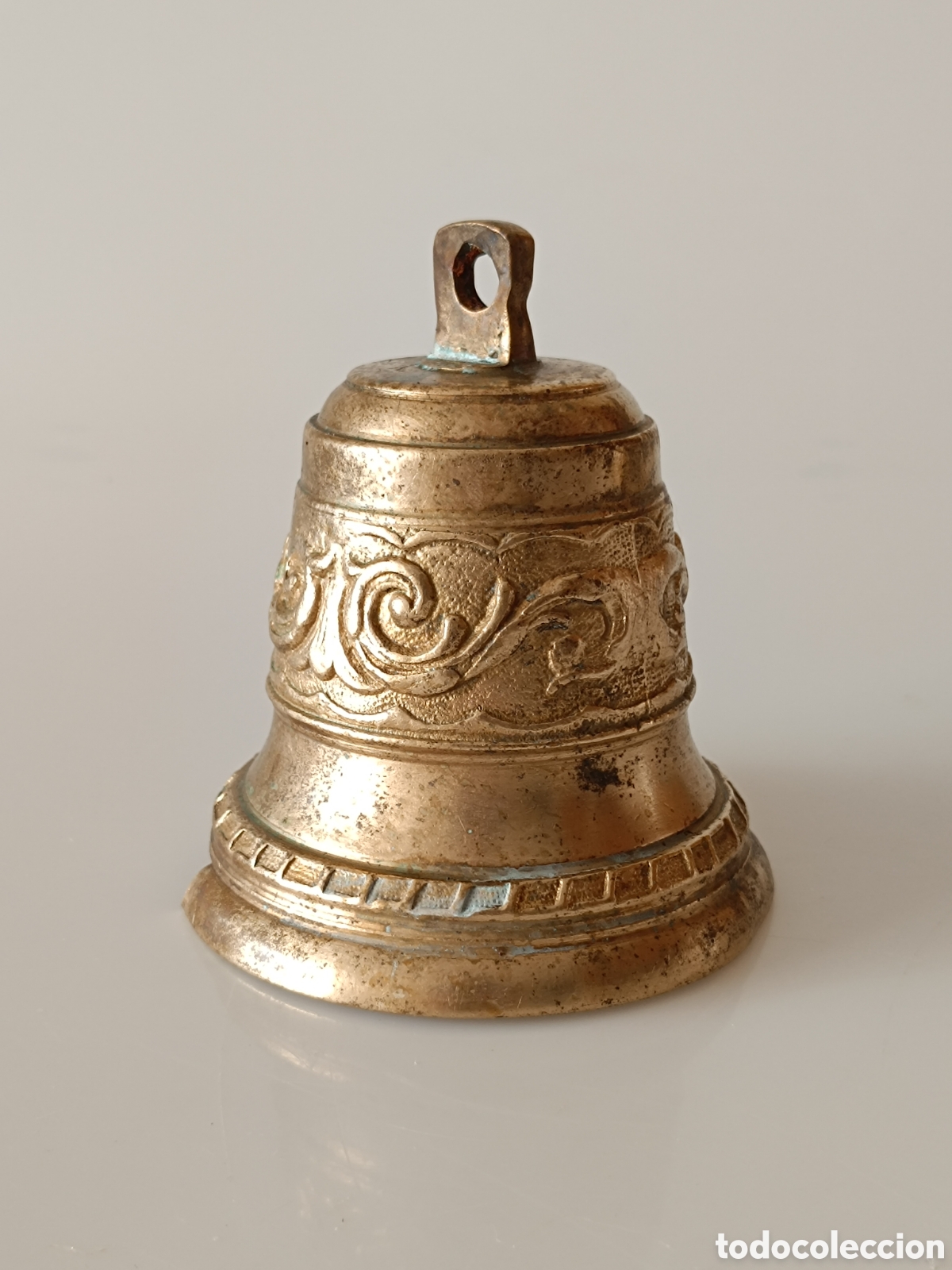Antig&uuml;edades: Campana lit&uacute;rgica de bronce motivos florales (14cm)