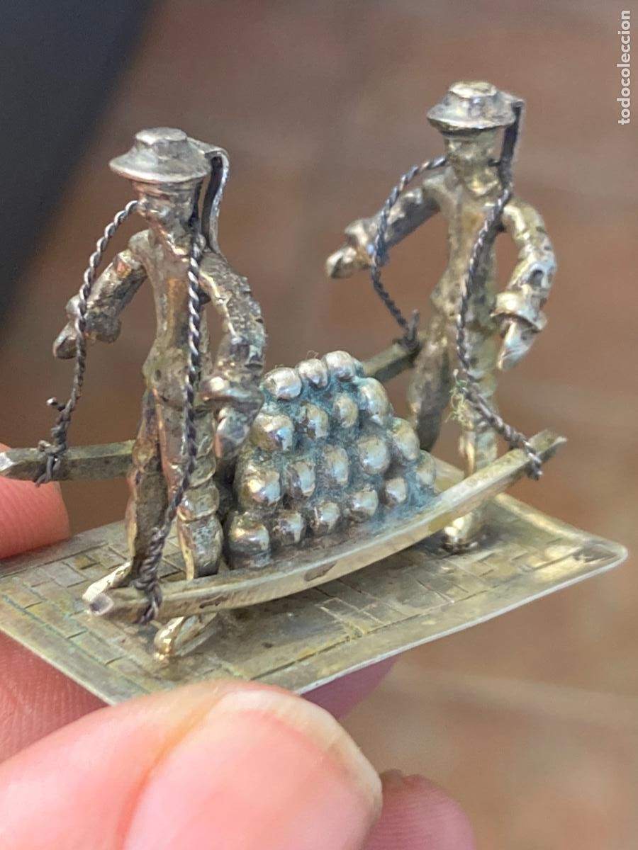 Antiquit&eacute;s: FIGURAS PORTANDO BALAS DE CA&Ntilde;ON, MINIATURA EN PLATA