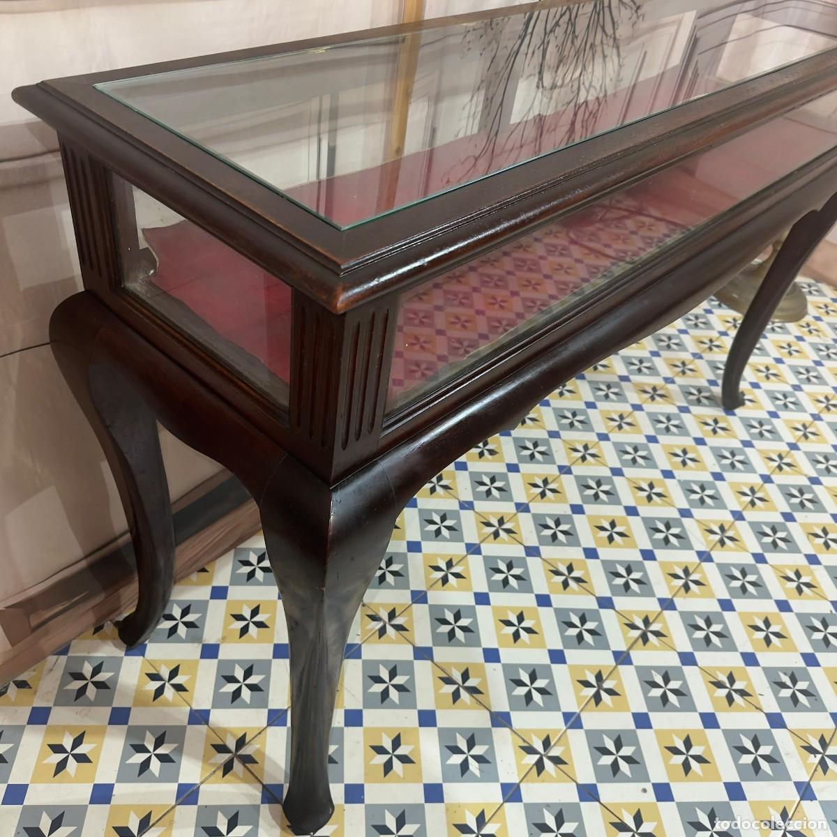 Antig&uuml;edades: Mesa con cristal expositor
