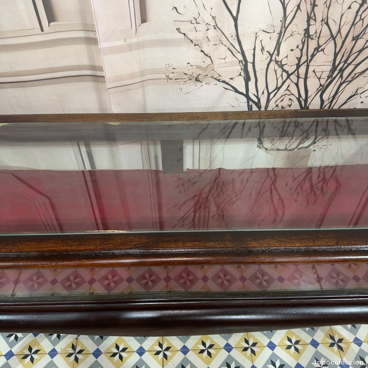 Antig&uuml;edades: Mesa con cristal expositor - Foto 4
