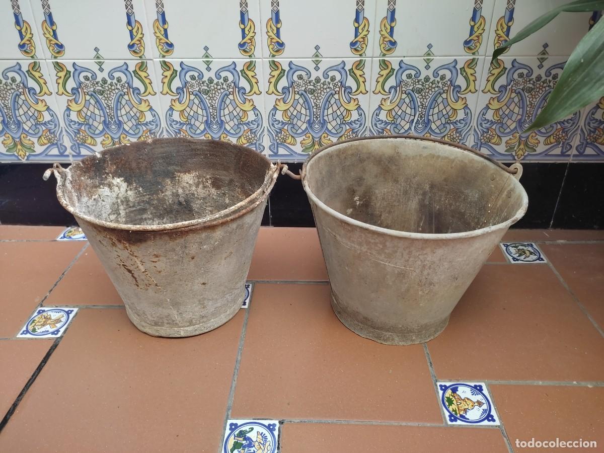 Antig&uuml;edades: 2 cubos de zinc galvanizado de brocal a&ntilde;os 60