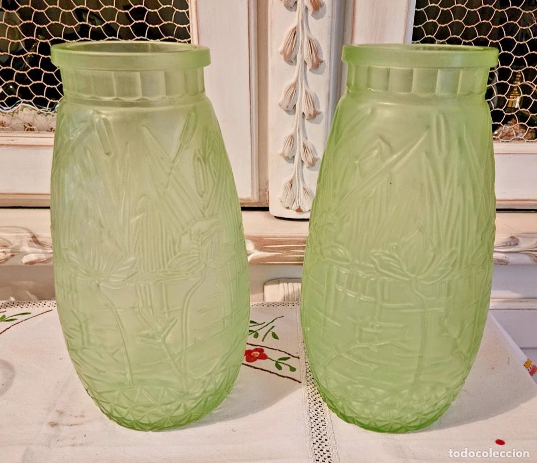 Antig&uuml;edades: ART DECO PAIRE DE VASES EN VERRE MOUL&Eacute; PRESS&Eacute; OURALINE DECOR ROSEAUX MARAIS