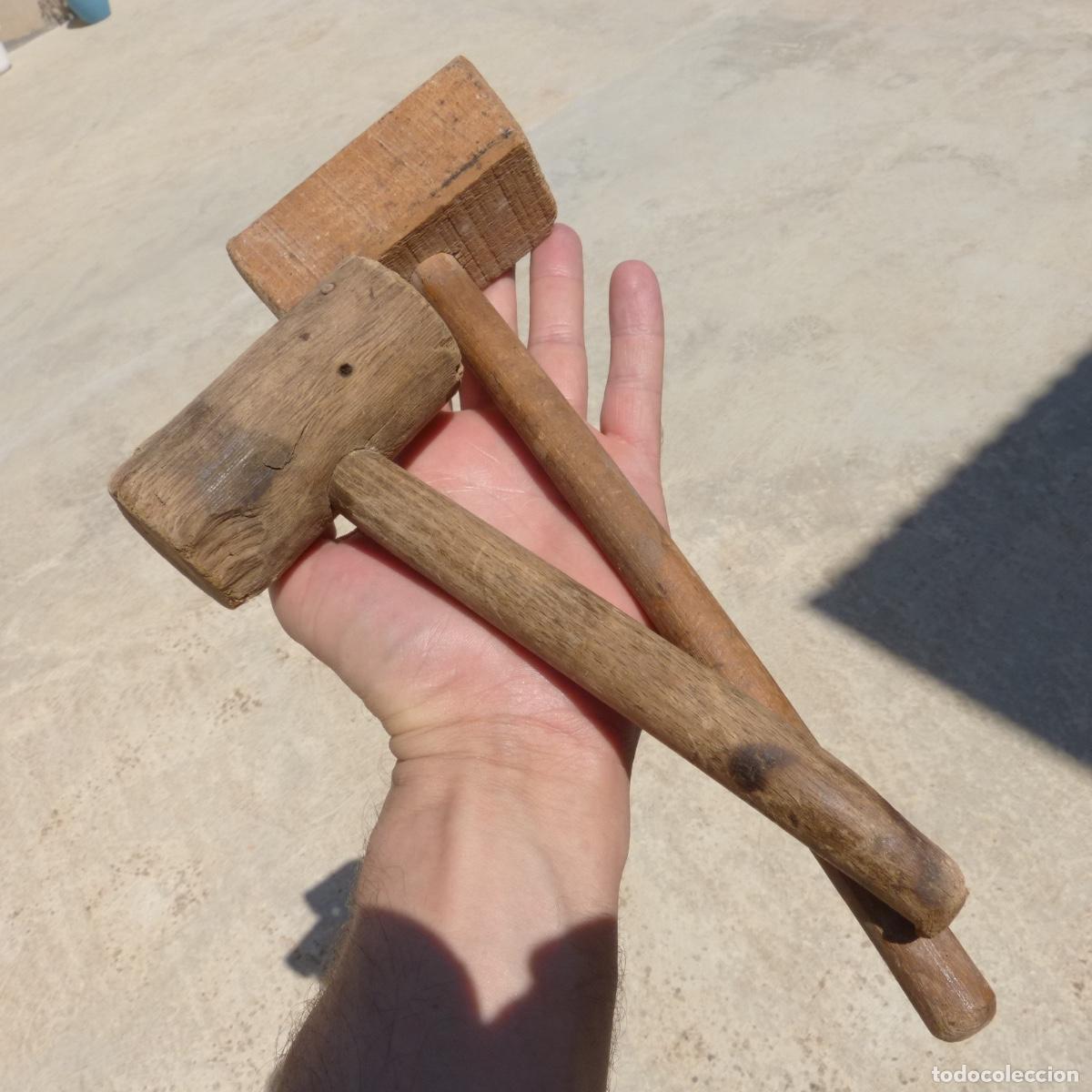 Antig&uuml;edades: Par de martillos de madera artesanales, uno cuadrado otro redondo, 170 y 203gr. 30 y 23cm.