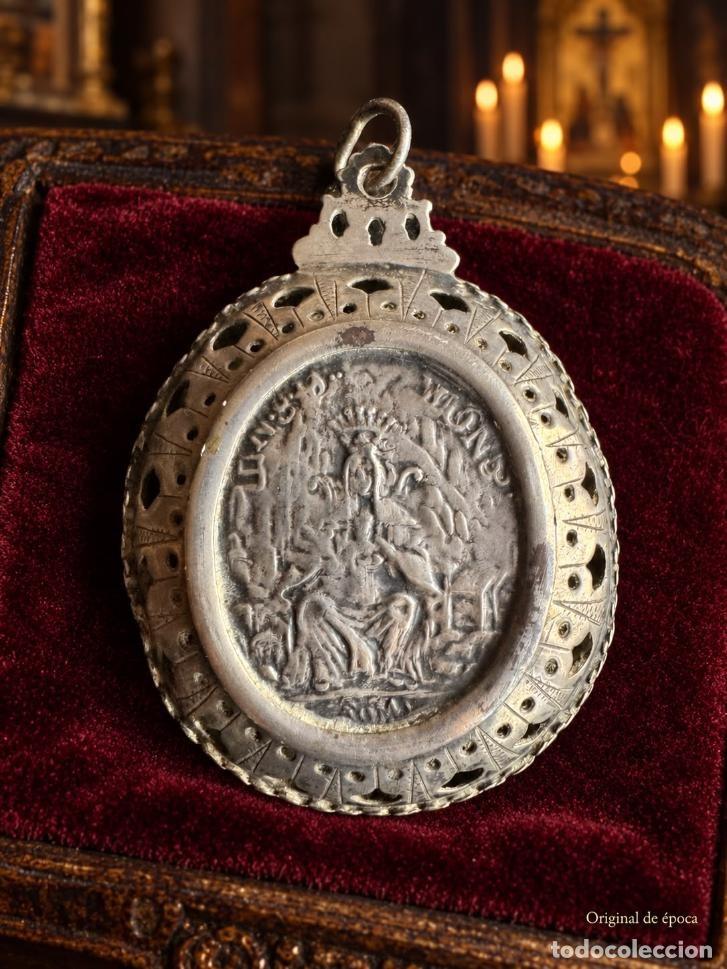 Antig&uuml;edades: (ANT-260901)DEVOCIONARIO DE PLATA DE LA VIRGEN DE MONTSERRAT Y SAN BENET - SIGLO XVIII