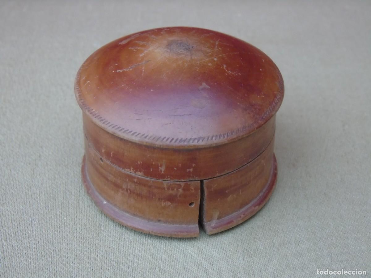 Antiquit&auml;ten: ANTIGUA CAJA DE MADERA REDONDA, ABOMBADA. TALLADA DE UNA SOLA PIEZA.