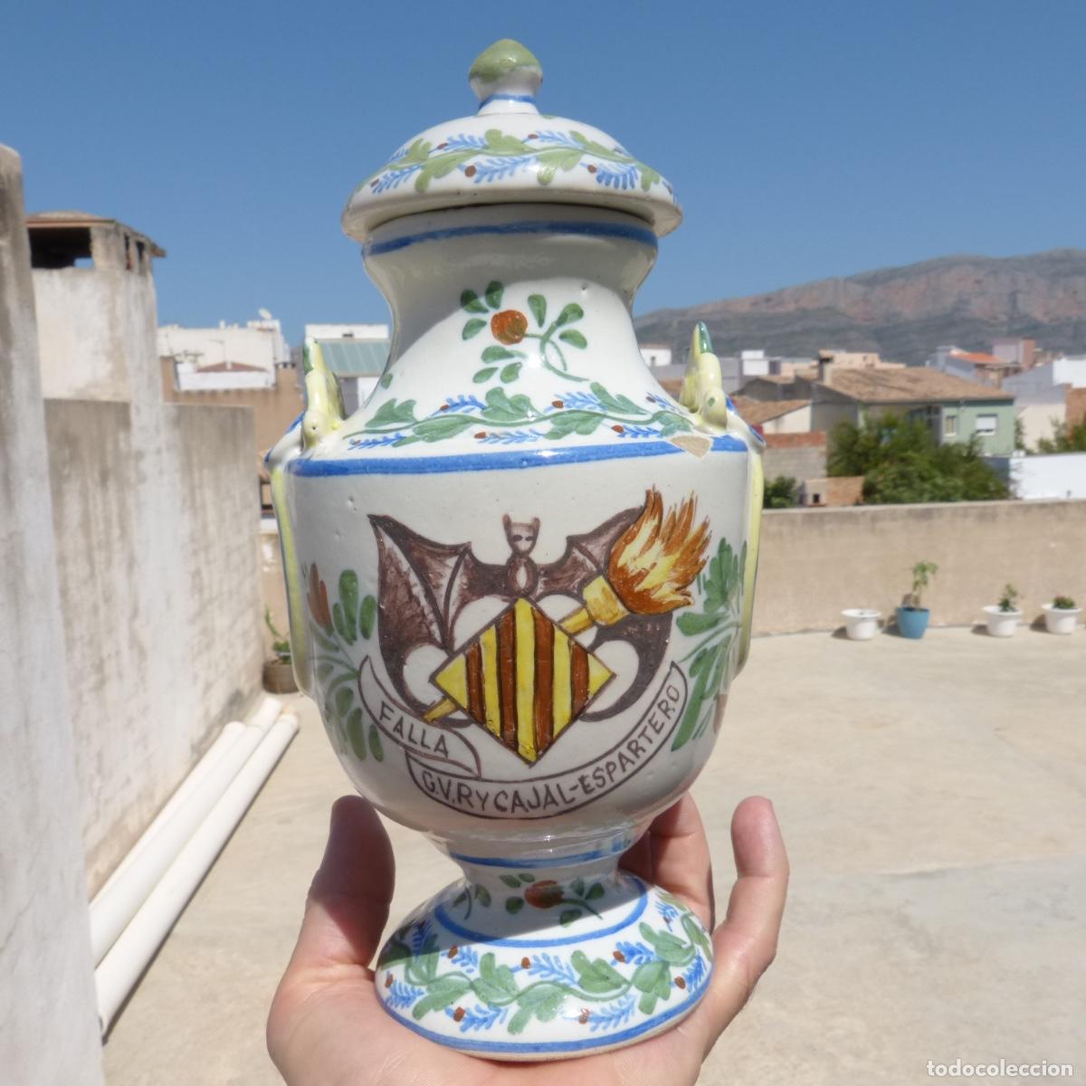 Antig&uuml;edades: Urna de ceramica, falla Gv Ramon y cajal espartero. 929gr. Firmado en base, 24,5cm.