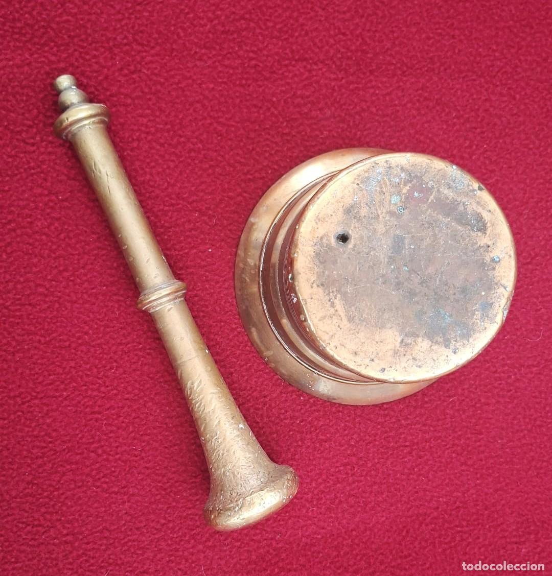 Antig&uuml;edades: Antiguo y gran mortero de bronce con su mano - Foto 2