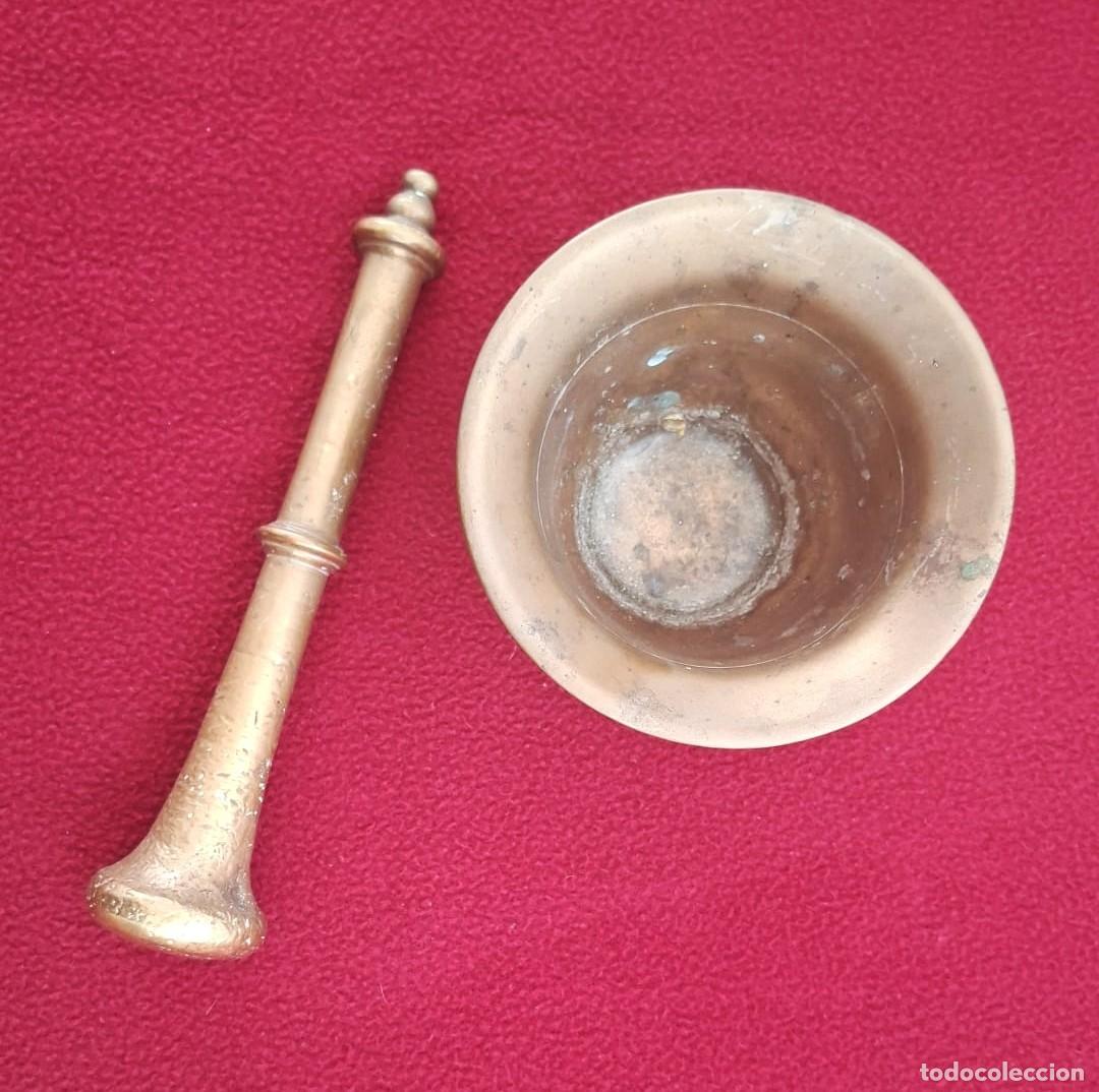 Antig&uuml;edades: Antiguo y gran mortero de bronce con su mano - Foto 3