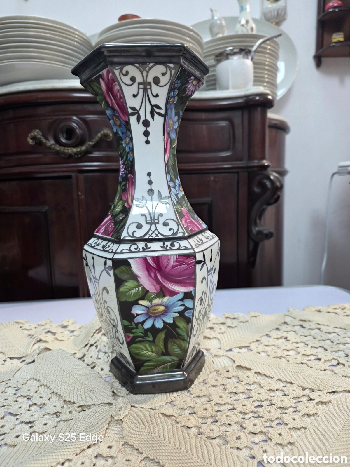 Antig&uuml;edades: Florero pintado a mano con plata de ley