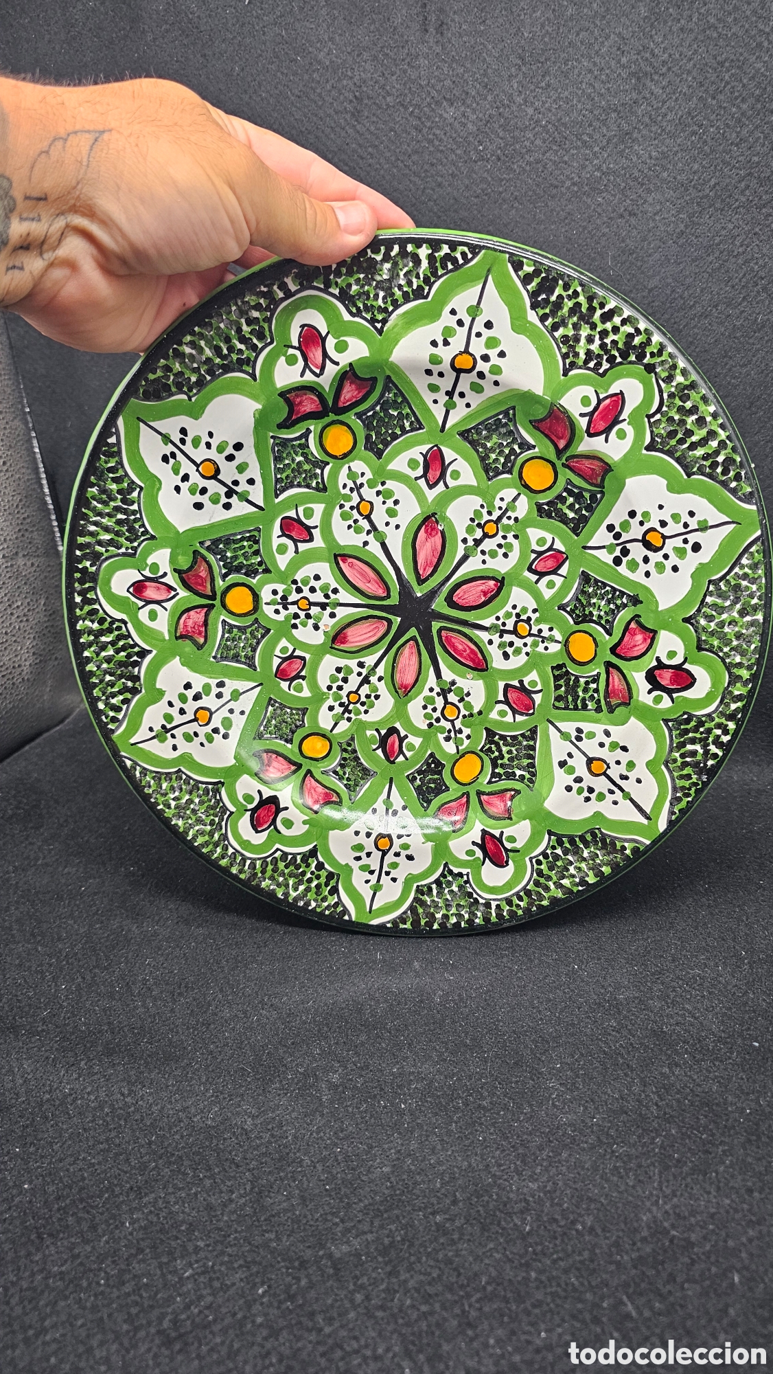 Antig&uuml;edades: Precioso plato de cer&aacute;mica de C&oacute;rdoba pintado a mano