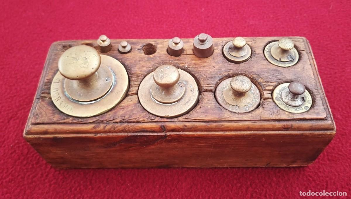 Oggetti Antichi: Antiguo juego de pesas de bronce montado en bloque de madera