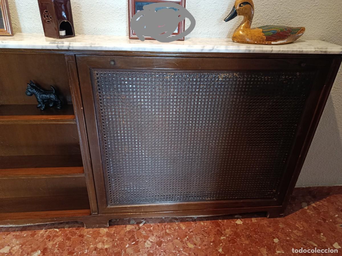 Antig&uuml;edades: Radiador y estanter&iacute;a