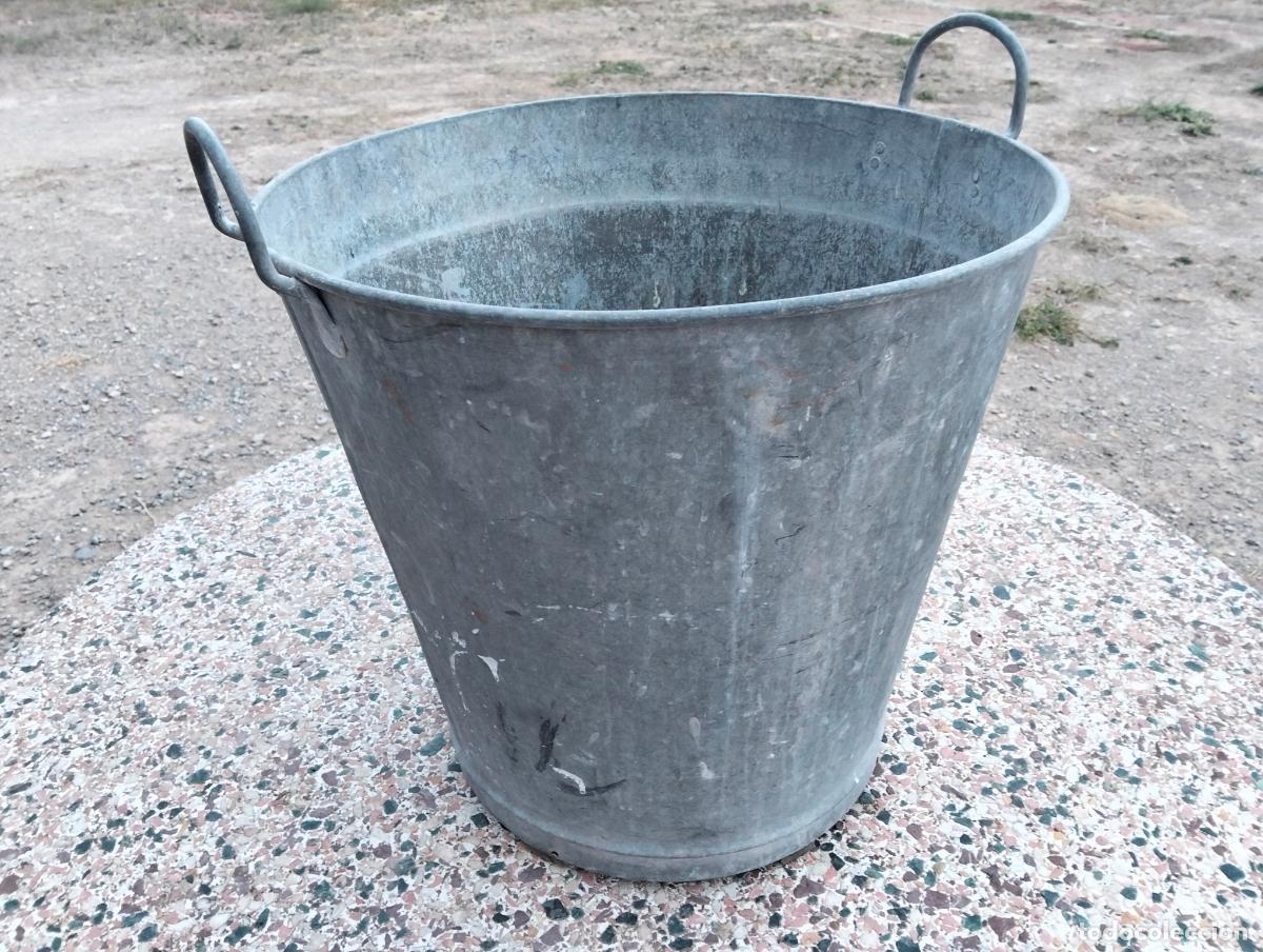 Oggetti Antichi: Cubo de lavar la ropa de metal o zinc antiguo grande con dos asas a&ntilde;os 40-50