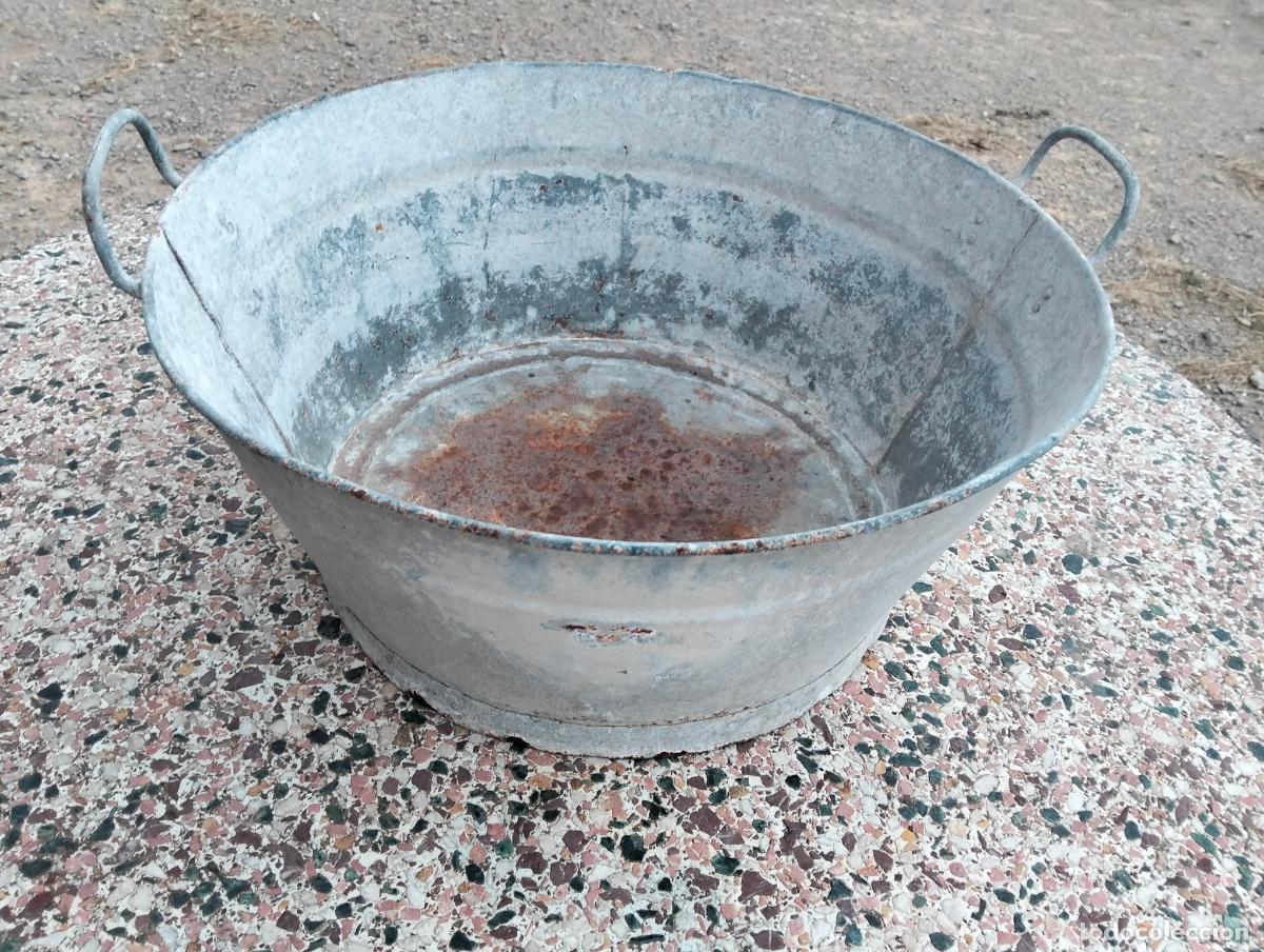 Antig&uuml;edades: Cubo para lavar la ropa de metal o zinc antiguo grande con dos asas usado a&ntilde;os 40-50